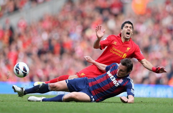Liverpool hòa thất vọng trước Stoke City ngay trên sân nhà và Luis Suarez lại bị lên án với tình huống ăn vạ thô thiển.